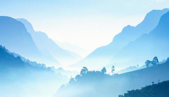 青色と白色の山々の風景 青色と白色の山々の風景の写真