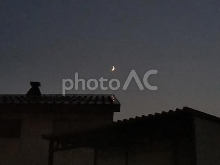 三日月と建物 夜空,黄昏,三日月の写真素材