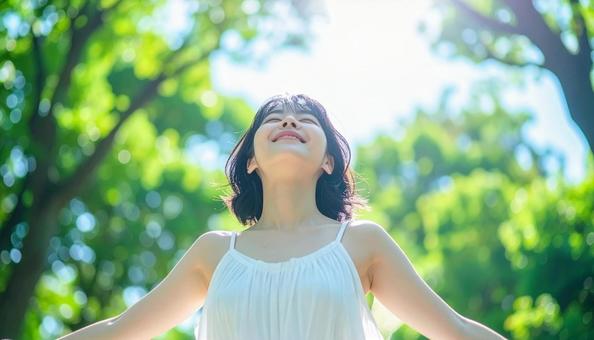 健康的な女性深呼吸の写真