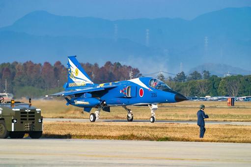 滑走路へ向かう航空自衛隊の戦闘機 F-1 滑走路へ向かう航空自衛隊の戦闘機 F-1 航空自衛隊,自衛隊,ミリタリーの写真素材