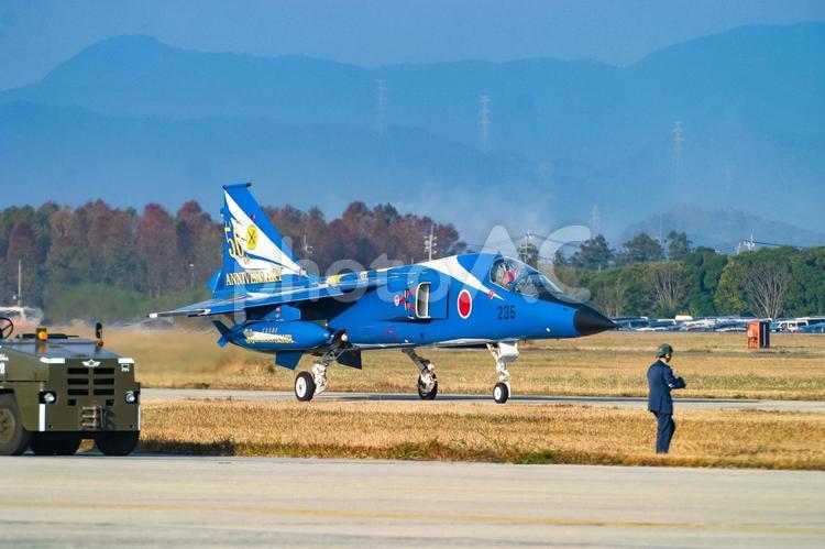 滑走路へ向かう航空自衛隊の戦闘機 F-1 航空自衛隊,自衛隊,ミリタリーの写真素材