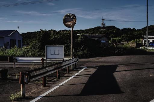 <素材>夏の夜明けの田舎道とカーブミラー <素材>夏の夜明けの田舎道とカーブミラー カーブミラー,道路反射鏡,空の写真素材