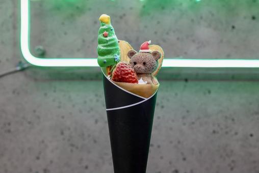 サンタ帽子のクマとツリーが映えるクレープ サンタ帽子のクマとツリーが映えるクレープ クレープ,クリスマス,イチゴの写真素材