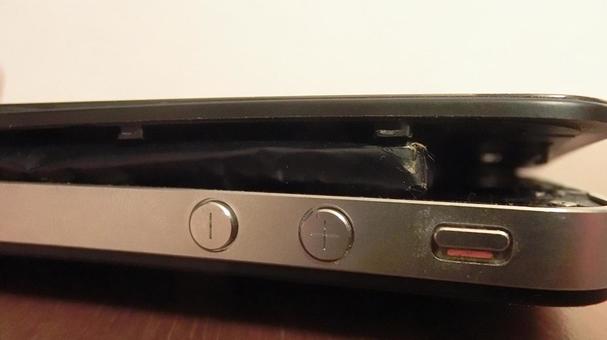 膨張したスマホ バッテリーにズームし撮影 膨張したスマホ バッテリーにズームし撮影の写真