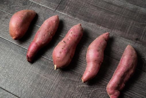 並べたサツマイモの引きの写真 サツマイモ,おいも,紅はるかの写真素材