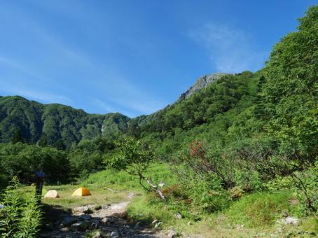 白根御池小屋から望む北岳 白根御池小屋から望む北岳 北岳,山小屋,白根御池小屋の写真素材