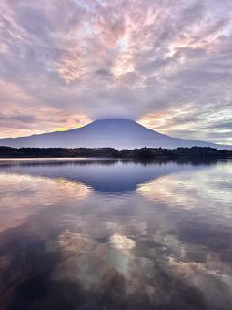 朝色に染まる空と富士山 朝色に染まる空と富士山 富士山,逆さ富士,田貫湖の写真素材