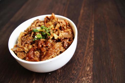 牛肉ののった丼ぶり 牛肉ののった丼ぶりの写真