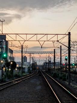 夕暮れに浮かぶ鉄道の架線とレール 夕暮れに浮かぶ鉄道の架線とレールの写真