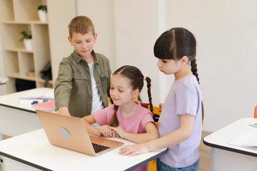 パソコンを見る生徒たち 男の子,女の子,子どもの写真素材