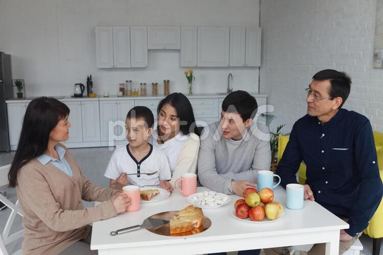 お茶する三世代のアジア人ファミリー5 アジア人,家族,談笑の写真素材