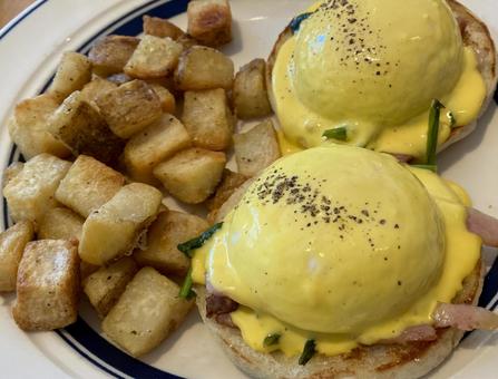 エッグベネディクトとグリルポテト エッグベネディクトとグリルポテト 料理,エッグベネディクト,グリルポテトの写真素材