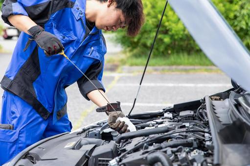 作業服を着た男性が車の整備をする 作業服を着た男性が車の整備をする 車,作業着,作業服の写真素材