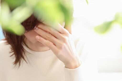 頭痛、めまいがする女性 めまい,頭痛,女性の写真素材