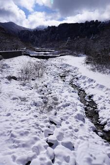 鳥取大山の冬の川1　雪山素材　風景 雪山,川,冷たいの写真素材