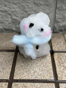 着飾った雪だるま 着飾った雪だるまの写真