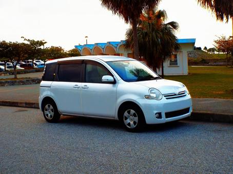 白のミニバン(ハイコントラスト) 白のミニバン(ハイコントラスト) クルマ,車,夕陽の写真素材