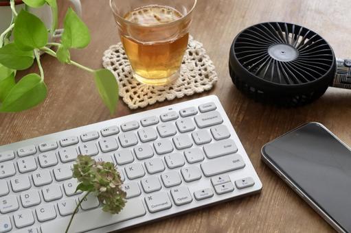 スマホとキーボード デスクワークイメージ スマホとキーボード デスクワークイメージ ビジネス,デスクワーク,ワークスペースの写真素材