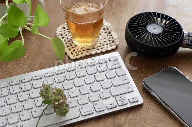 スマホとキーボード　デスクワークイメージ パソコン,スマホ,ビジネスの写真素材