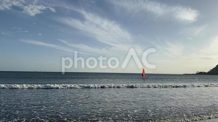 由比ヶ浜とウインドサーフィン 鎌倉,由比ヶ浜,海の写真素材