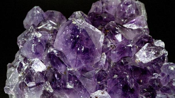 アメジストクラスター　癒しと浄化の結晶 アメジスト,クォーツ,紫水晶の写真素材