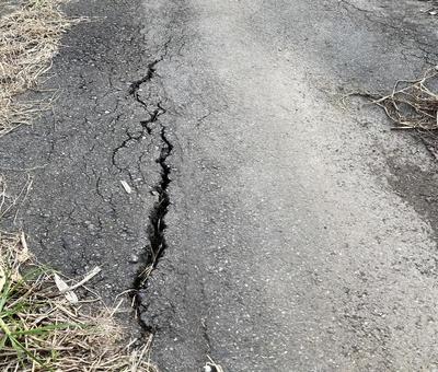 ひび割れたアスファルト ひび,ひび割れ,クラックの写真素材