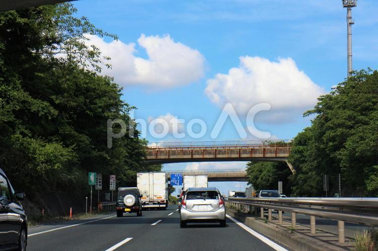 緑のバイパス道路　混雑　ゆうゆうの雲 バイパス道路,混雑,イライラの写真素材