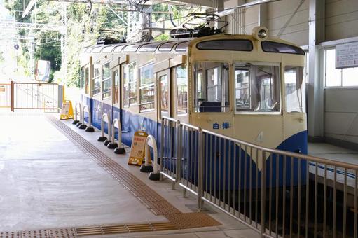 鳥居前駅に停車中のケーブルカー白樺 鳥居前駅に停車中のケーブルカー白樺 生駒ケーブル,ケーブルカー,白樺の写真素材
