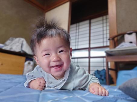 ハイハイでにっこり赤ちゃん(5カ月) ハイハイでにっこり赤ちゃん(5カ月) 赤ちゃん,ハイハイ,うつ伏せの写真素材