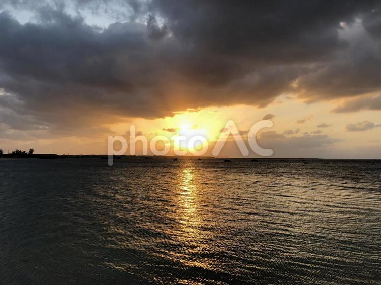 宮古島　夕焼け 日暮れ,太陽,暁の写真素材