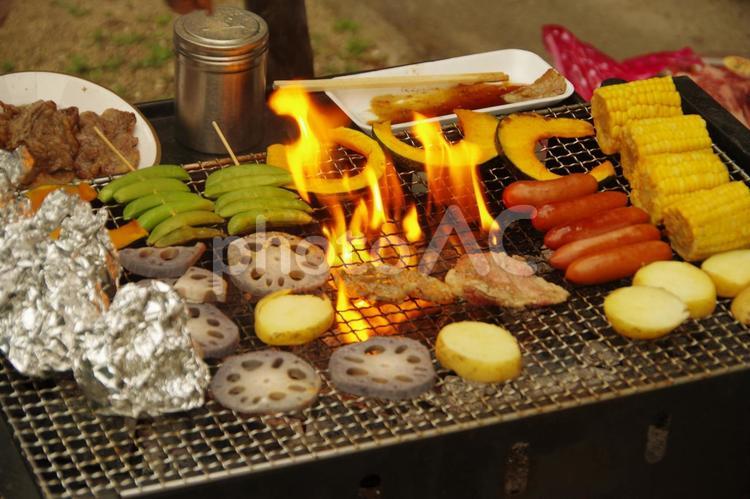 バーベキューで油が燃えて炎が上がる バーベキュー,炎,bbqの写真素材