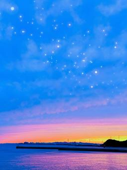 光舞う夕暮れの幻想的な海景色 夕暮れ,夜景,キラキラの写真素材