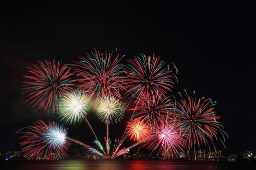 鮮やかな湖上打ち上げ花火/松江水郷祭 鮮やかな湖上打ち上げ花火/松江水郷祭 打ち上げ花火,花火,夏の写真素材