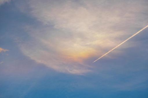 きれいな幻日と飛行機雲 きれいな幻日と飛行機雲 幻日,飛行機雲,雲の写真素材