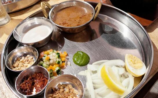 インド料理用の食器 インドカレー,インド料理,ゆで玉子の写真素材