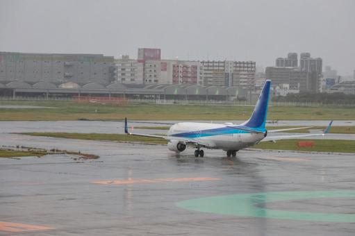 雨粒に滲む光景 雨粒に滲む光景 飛行機,航空機,旅客機の写真素材