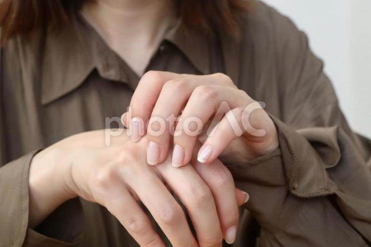 手に触れる女性 スキンケア,ハンドケア,女性の写真素材