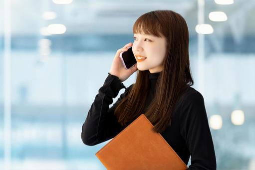 スマホで話す笑顔の女性・ビジネスウーマン スマホで話す笑顔の女性・ビジネスウーマン 女性,スマホ,スマートフォンの写真素材