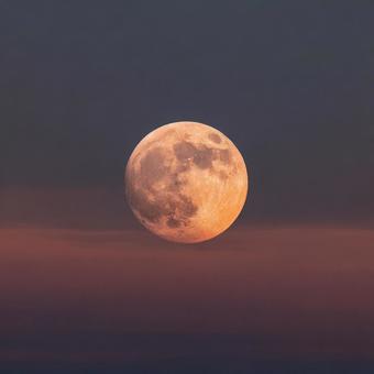 夜空に浮かぶ神秘的な月 夜空に浮かぶ神秘的な月の写真