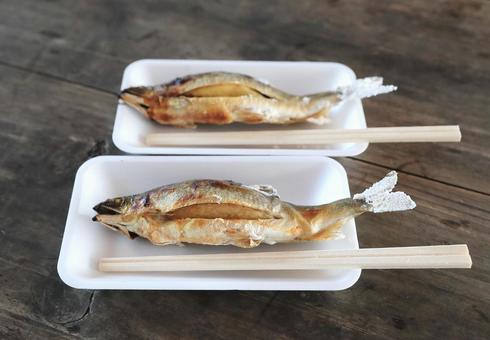 子持ち鮎の塩焼き2尾(山形県白鷹町産) 子持ち鮎の塩焼き2尾(山形県白鷹町産)の写真