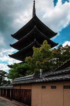 古都京都の青空の下にそびえる五重の塔 日本,京都,寺の写真素材