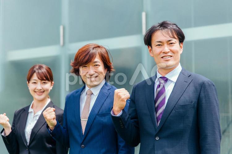 スーツを着たビジネスシーンの男女（3人） ビジネス,スーツ,転職の写真素材