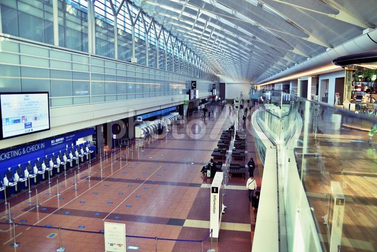 緊急事態宣言中の羽田空港のターミナル２の出発ロビー ターミナル２,羽田空港,緊急事態宣言中の写真素材