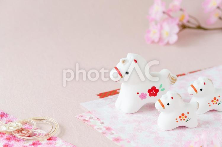 午年の年賀状素材｜白馬の親子と桜の花 午年,お正月,年賀状の写真素材