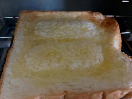 トースターで炊いているバタートースト トースターで炊いているバタートースト トースト,食パン,パンの写真素材