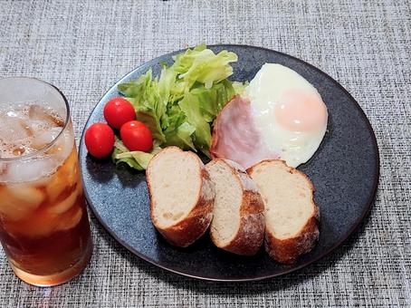 バゲットのモーニングプレート 朝食,フランスパン,卵の写真素材