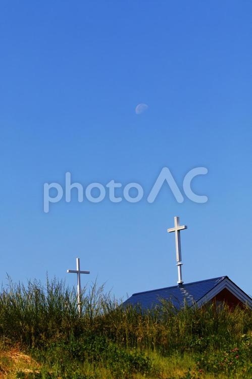 月と教会 教会,祈り,青空の写真素材