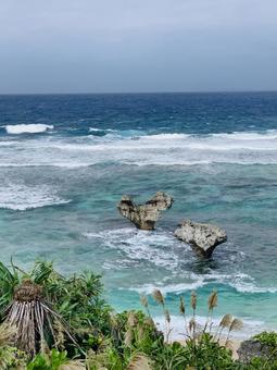 ハートの形の岩と海 海,空,海と空の写真素材