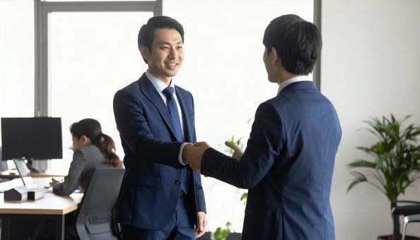 対面で説明する日本人男性ビジネスマン 対面で説明する日本人男性ビジネスマンの写真