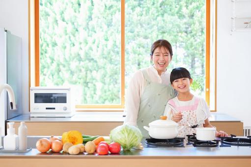 お玉を持つ女の子と母 お玉を持つ女の子と母の写真